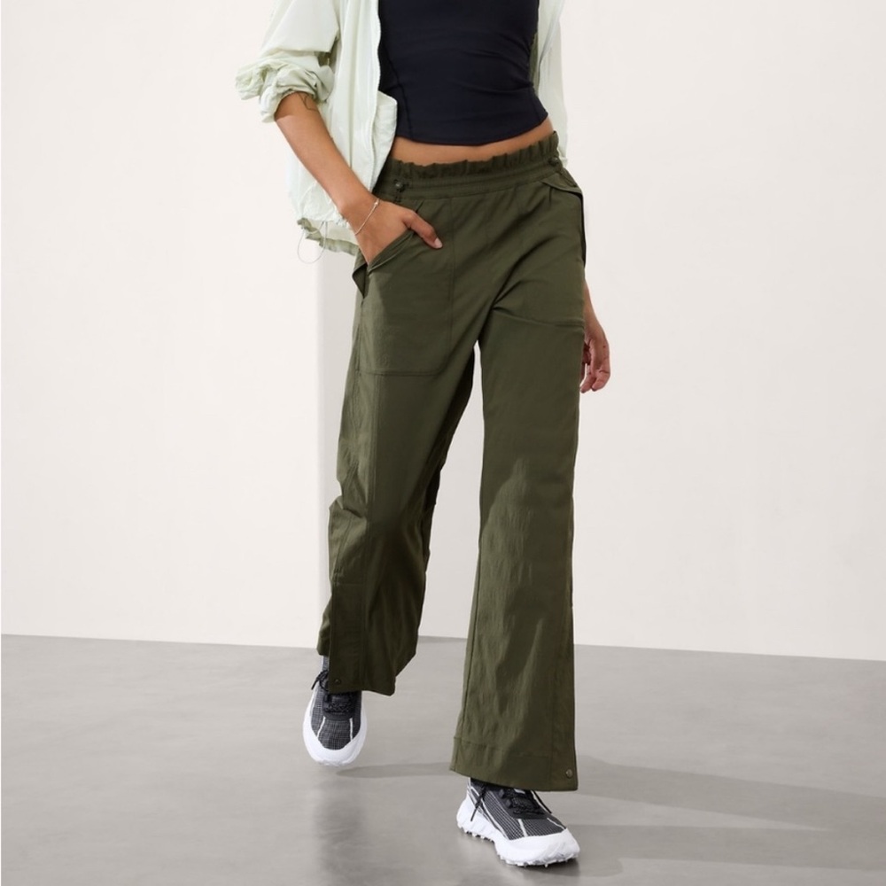 Athleta Trekkie High Rise Parachute Pants in Aspen Olive - Size XXS/0/24